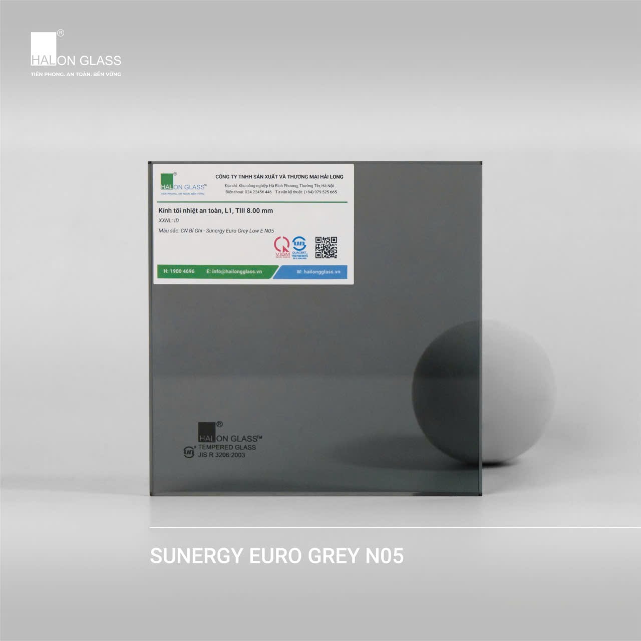 Kính cường lực Halon Glass Sunergy Euro Grey N05 màu xám, mẫu kính tối màu trưng bày trên nền trắng